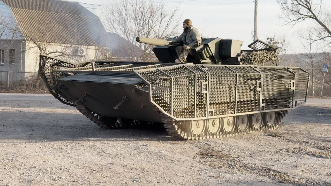 БМП-1ТС з додатковим бронюванням, представленим металевим каркасом зі спеціальною сіткою і розкладною 