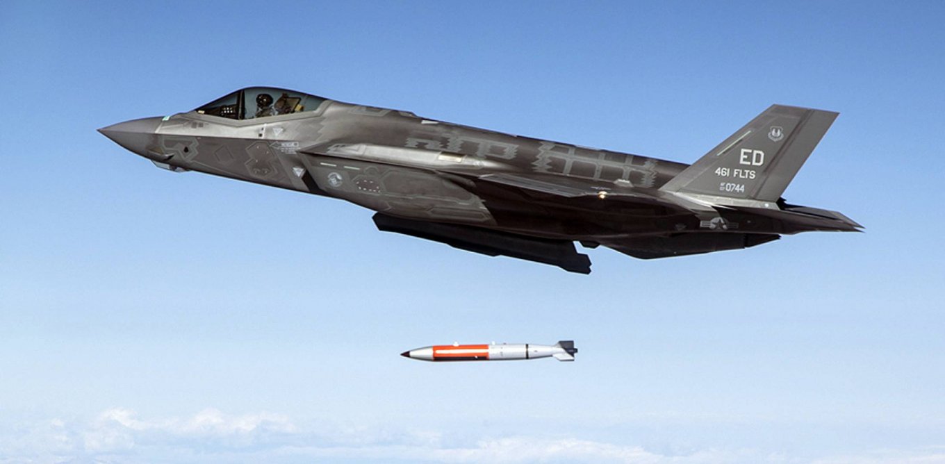 F-35 скидає ядерну бомбу B61-12 під час випробувань, ілюстративне зображення з відкритих джерел