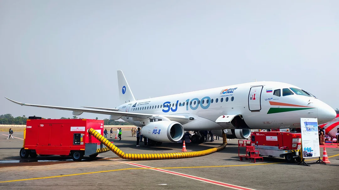Авіалайнер Sukhoi Superjet 100 у лівреї індійської компанії HAL на виставці Wings India 2026
