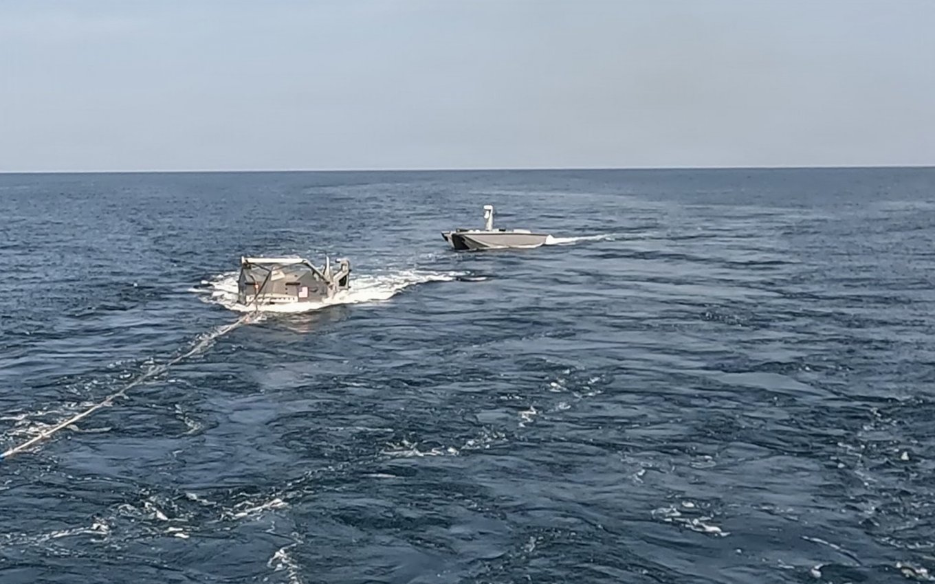 Дозаправлення БЕКа T38 за допомогою пристрою A-RAS з борту USNS Vindicator (TSV-5). Фото - DoD