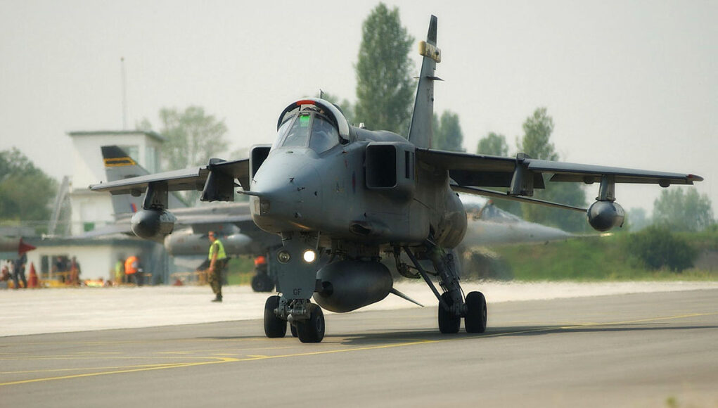 Хоча британці списали старенькі Jaguar ще у 2007, вони досі не стали металобрухтом, але кому взагалі потрібні такі літаки