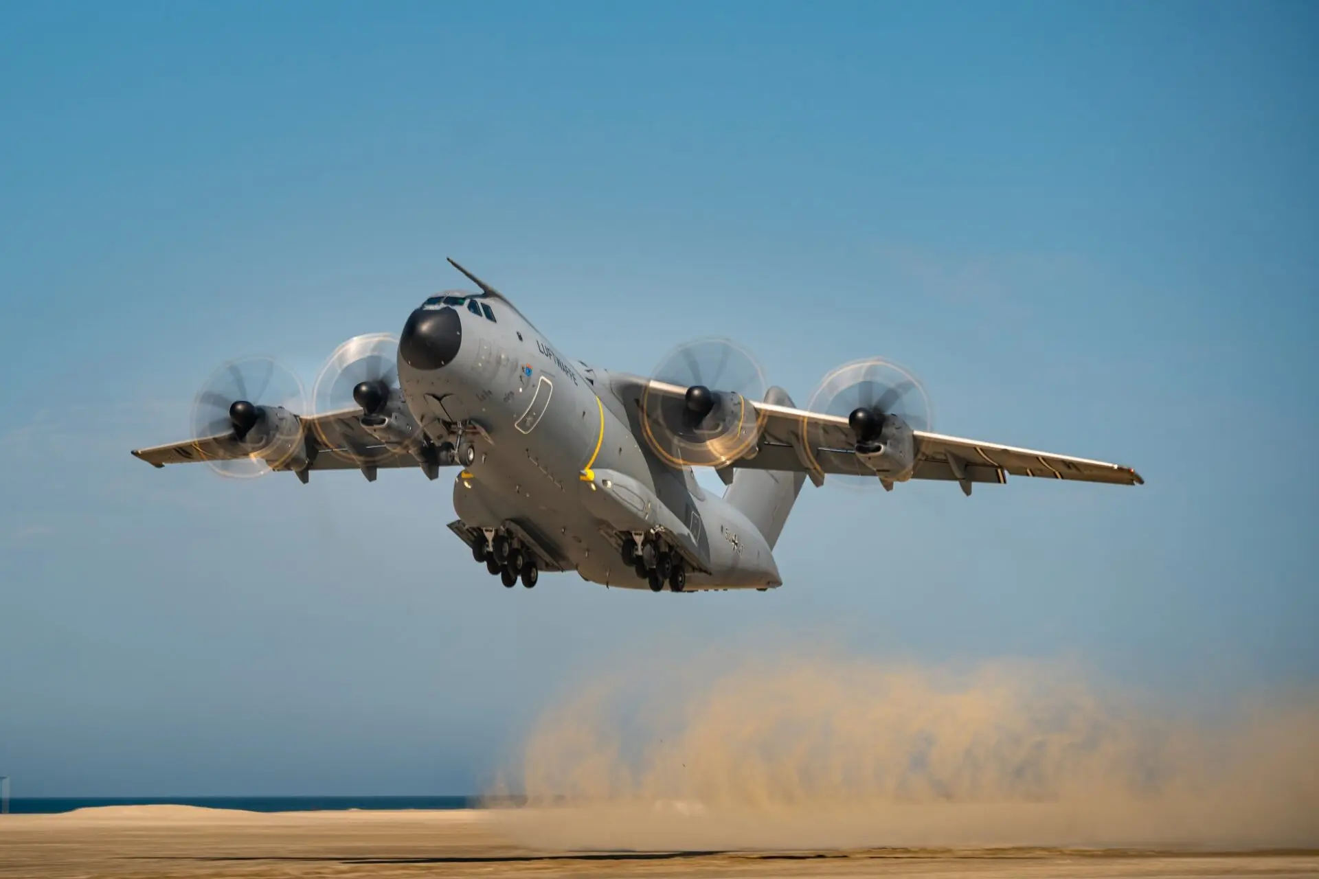 Зліт A400M ВПС Німеччини з пляжу. Бундесвер/Денніс Вольф