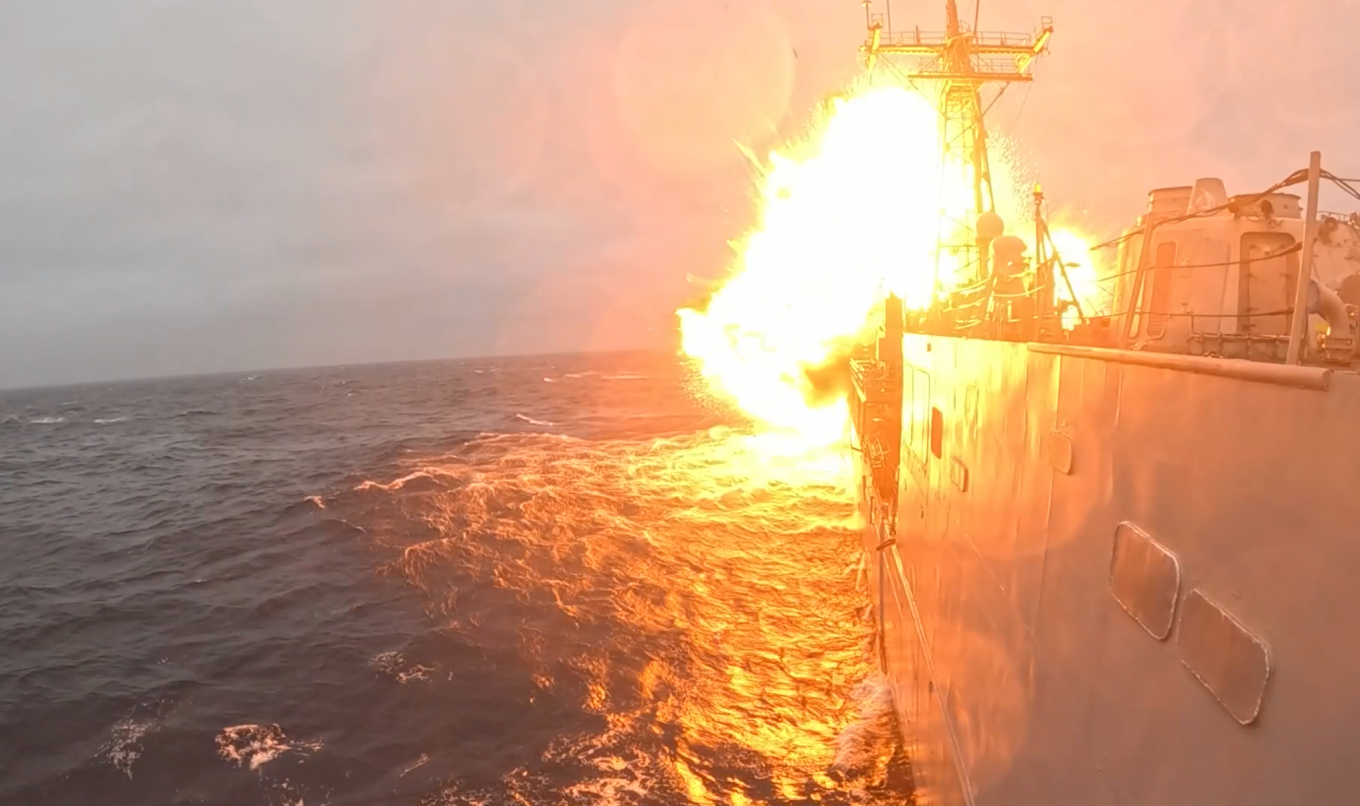 Момент влучання ракети по ракетному фрегату USS Klakring (FFG 42). Кадр з відео