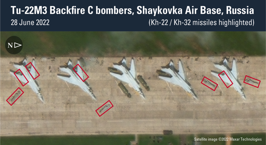 
         Kh-22 cruise missiles and Tu-22M3 bombers at the Russian airport "Shaykovka"  June 28, photo – Maxar Technologies
        