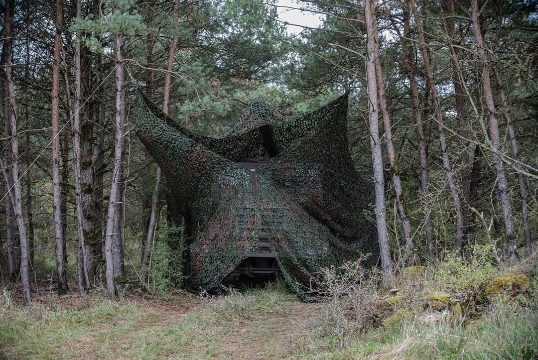 САУ CAESAR у антидроновій сітковій конструкції. Фото: 68-й Африканський артилерійський полк Сухопутних військ Франції