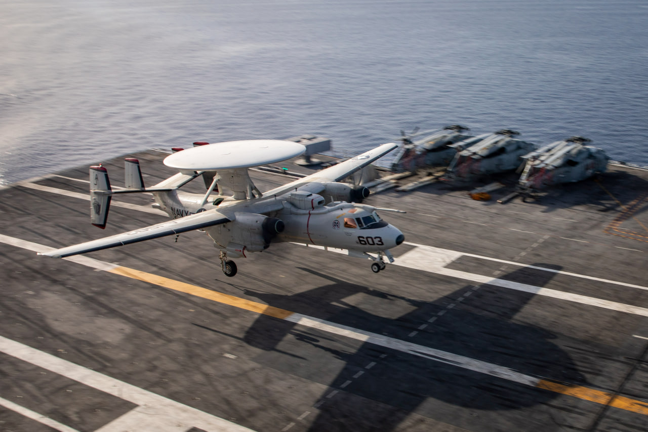 Літак ДРЛВ E-2D Advanced Hawkeye