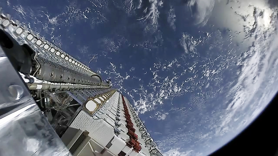 Ілюстративне фото 60 супутників Starlink перед розгортанням з Falcon 9. Фото - Spase X