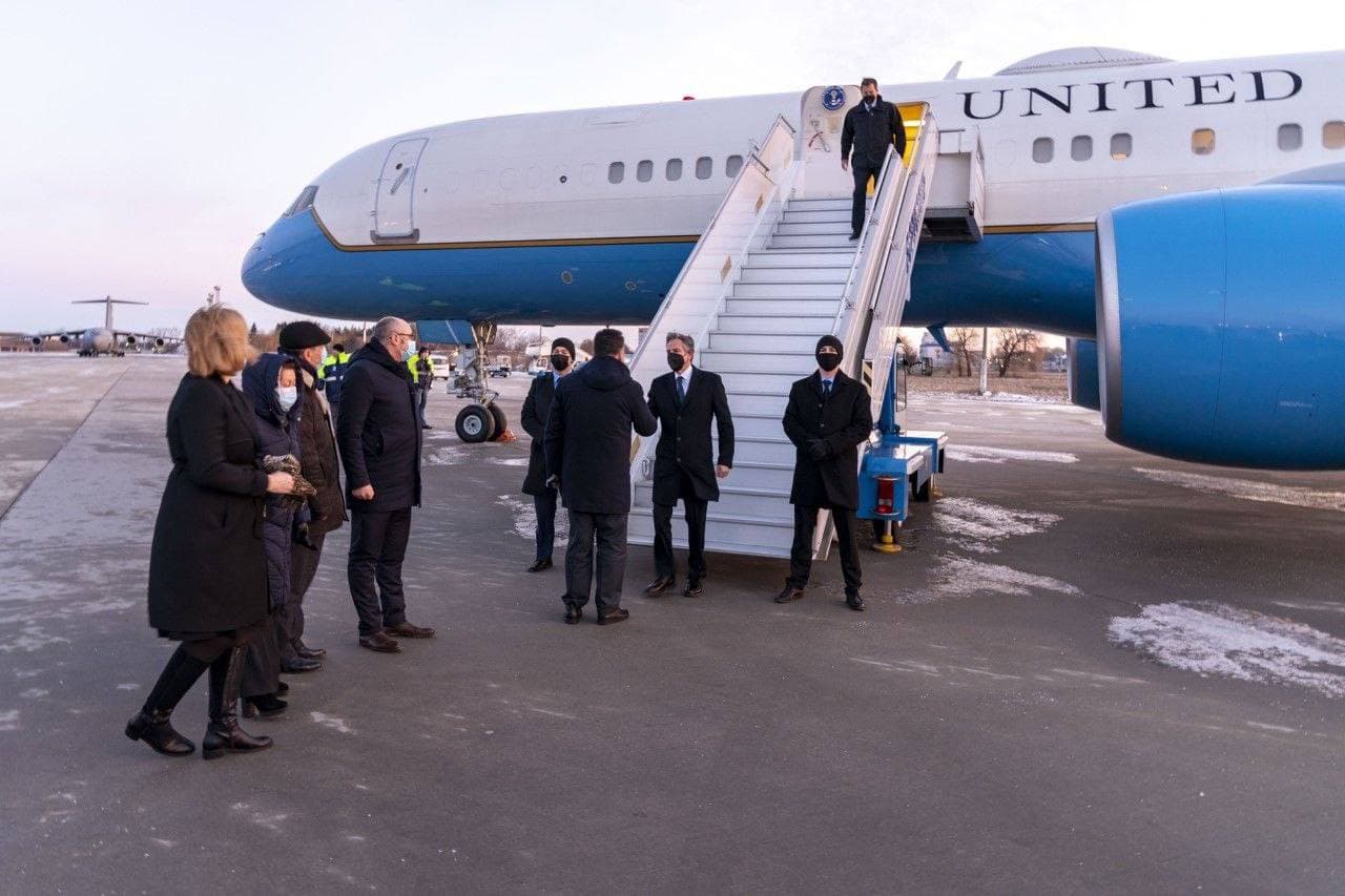 Держсекретар США Ентоні Блінкен прибув до Києва, аеропорт &quot;Бориспіль&quot;, на задньому тлі - літак С-17, що доставив із Великої Британії до України партію протитанкового озброєння
