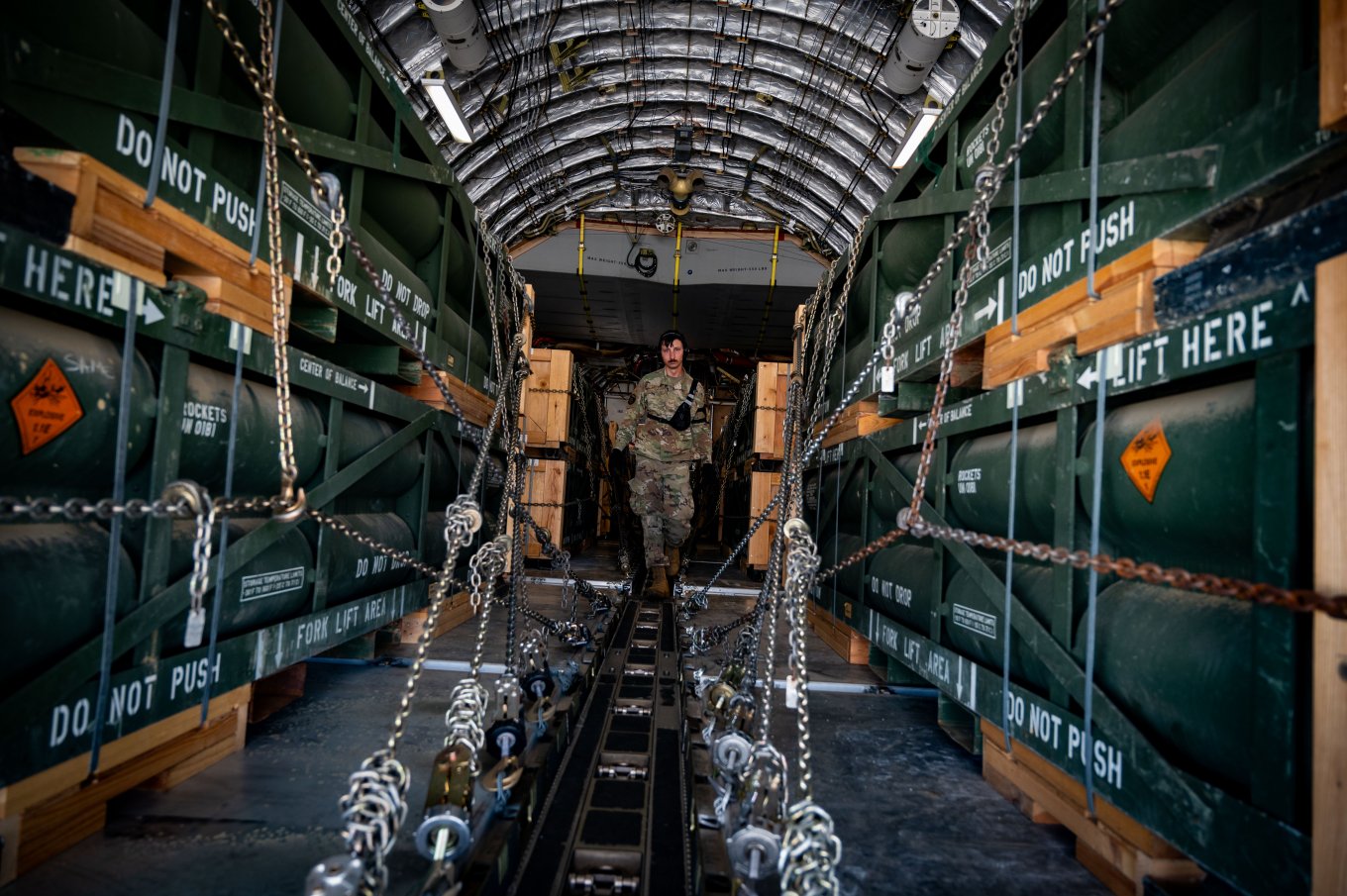 Доставка до України літаком C-17 ракет GMLRS до HIMARS