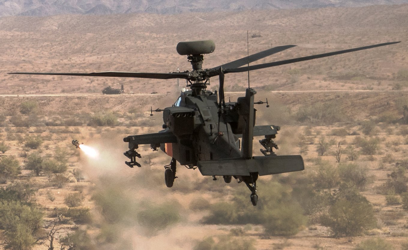 AH-64 Apache запускає ракету JAGM
