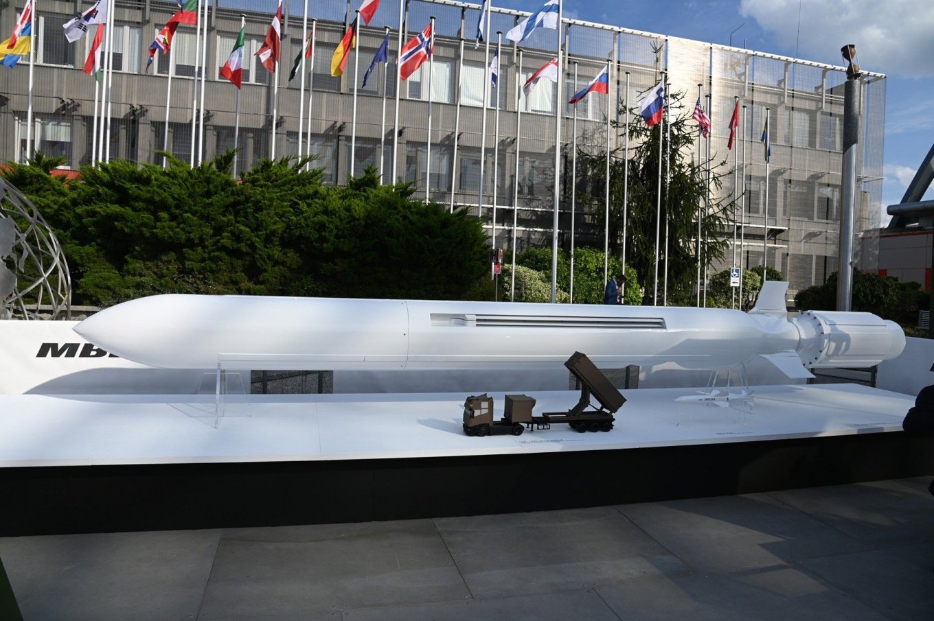 Модель крилатої ракети LCM та її пускової