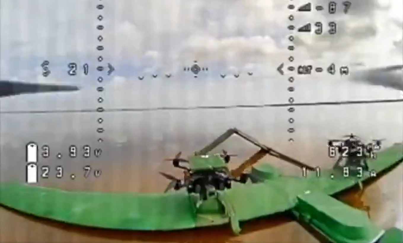 FP-1/2 із двома FPV-дронами на борту, один з яких схоже має антену Starlink