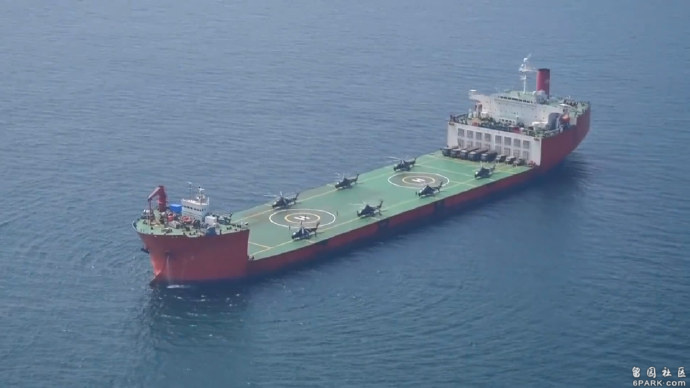 Гелікоптери WZ-10 на борту великого контейнеровоза під час навчань