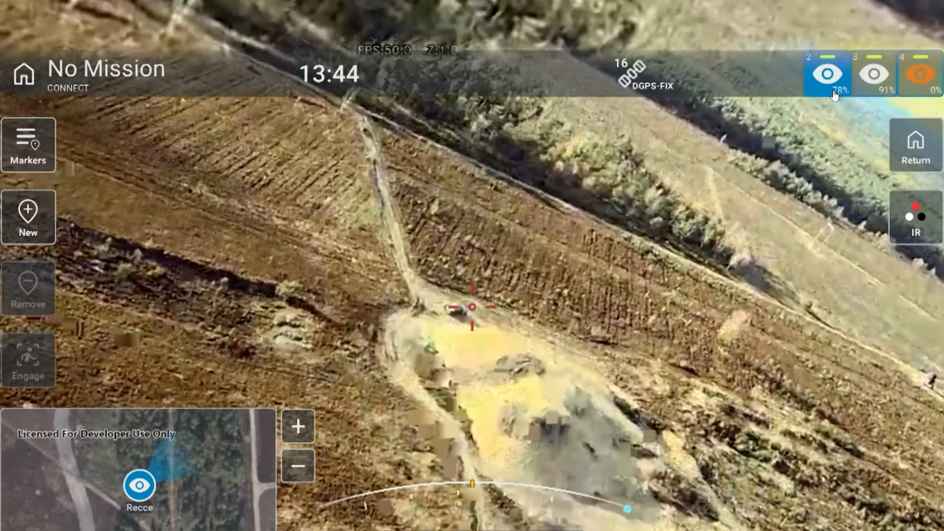 Інтерфейс та зображення з камери FV-014, поблизу земляного валу розташований корпус танку як тренувальна ціль. Кадр з відео