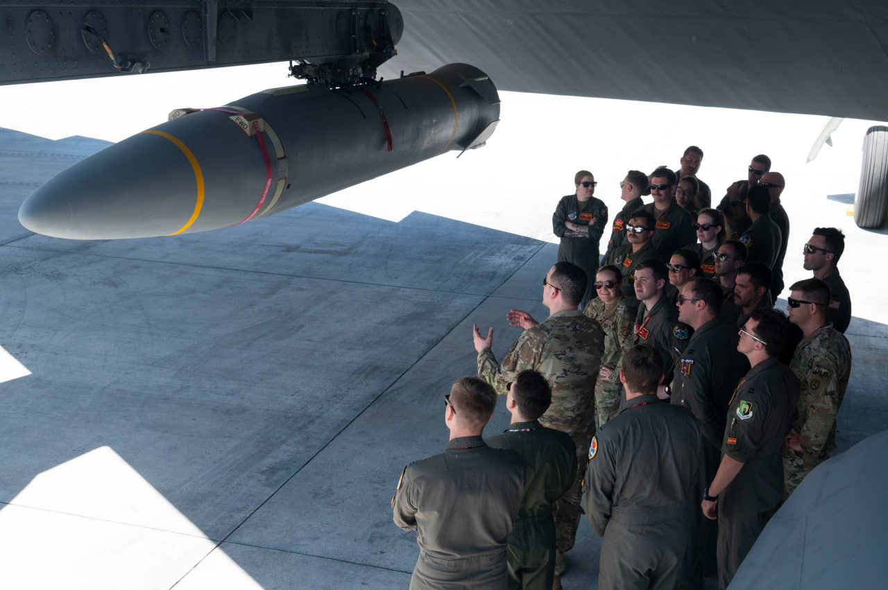 Гіперзвукова ракета AGM-183A ARRW під крилом B-52 Stratofortress