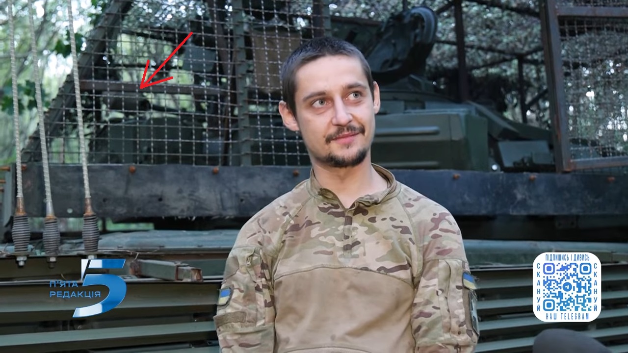 Червоною стрілкою позначена складена система попередження про лазерне опромінення на M-84A4 Snajper