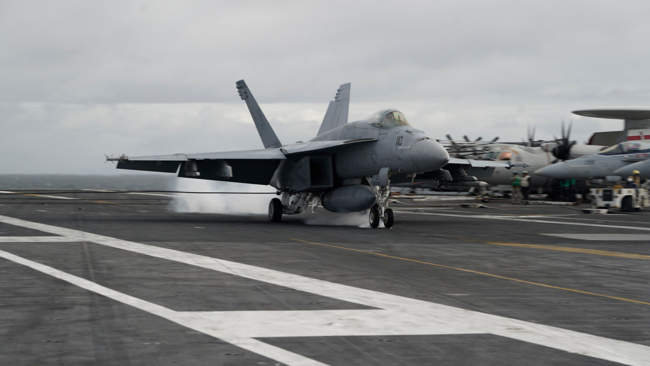 Винищувач F/A-18E на борту USS Gerald R. Ford (CVN-78)