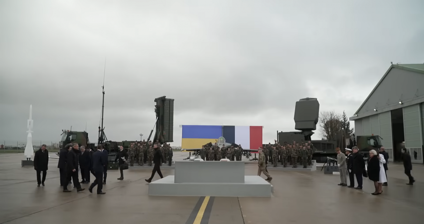 Церемонія підписання угоди, позаду зокрема можна побачити РЛС РЛС Ground Fire 300 (GF300) від Thales та ПУ від SAMP/T NG