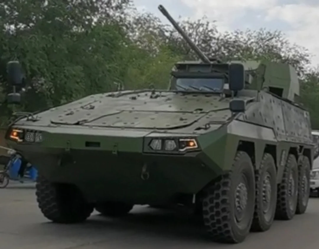 Невідома важка китайська колісна ББМ з формулою 8x8