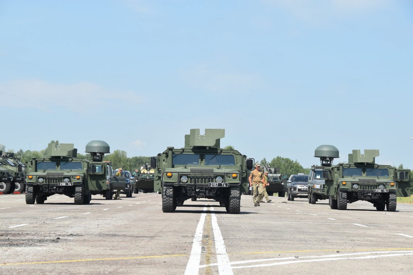 Повнопривідні військові автомобілі з додатковим бронюванням HMMWV