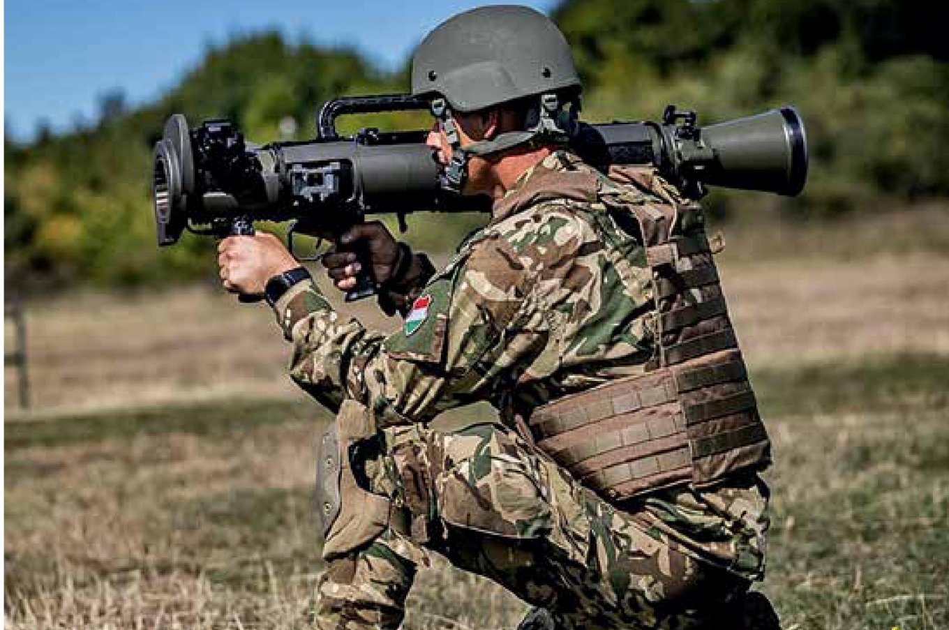Угорський військовик з гранатометом Saab Carl-Gustaf M4, Defense Express