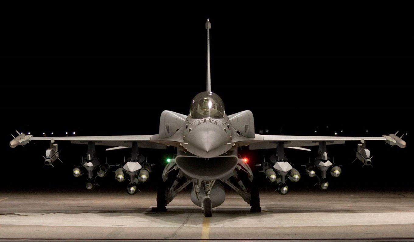 F-16 з TER-9/A Triple Ejector Rack