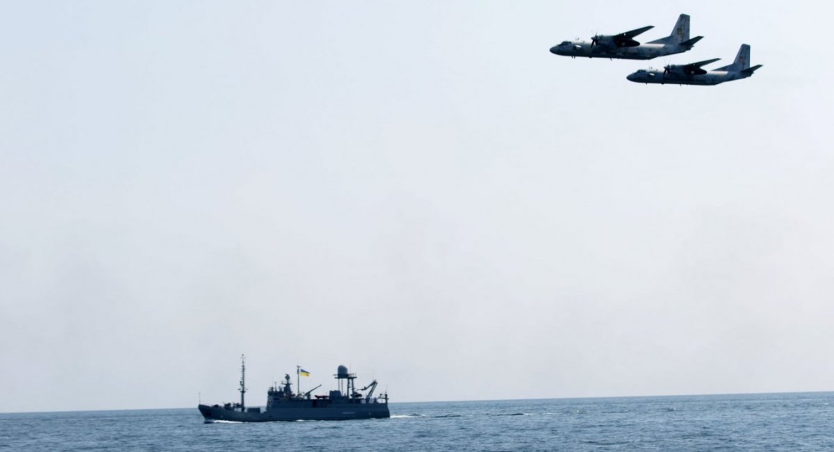 Парадний прохід 24 серпня 2021 року розвідувального корабля "Сімферополь" в супроводі двох Ан-26 морської авіації ВМС України, фото - прес-служба Військово-Морських Сил України