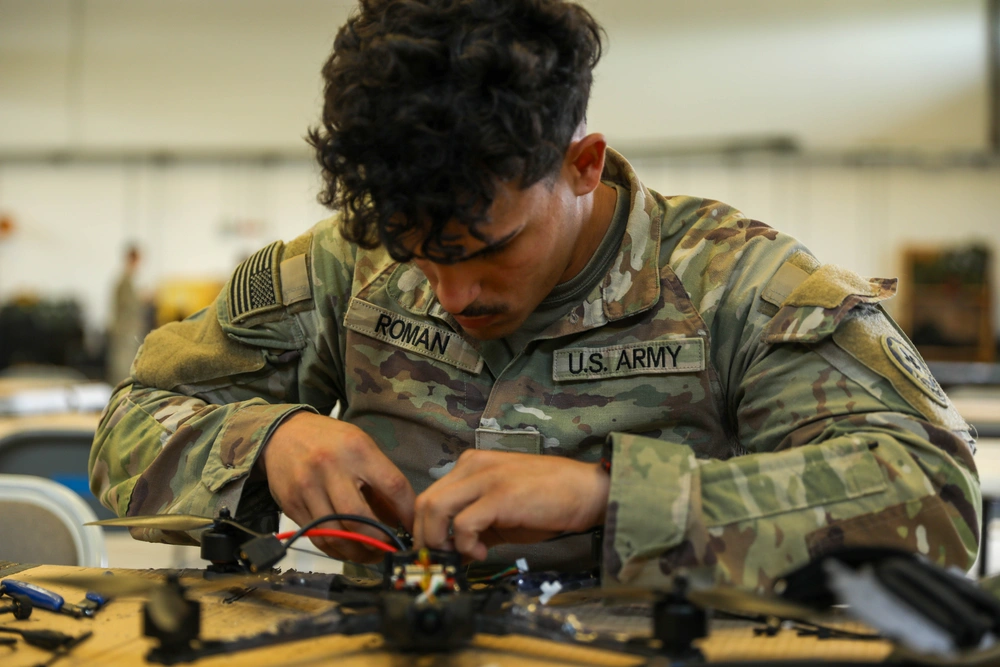Робота над FPV-дроном у армії США