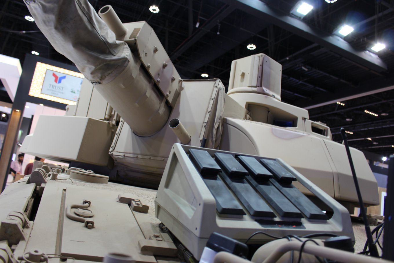 Компанія FLIR Systems розробила мініатюрний бокс для чотирьох нано-БпЛА Black Hornet-3, що розташовані спеціальних касетних відсіках. Бокс із безпілотниками встановлюється на будь-які танки, БТР, транспортні засоби та наземні роботи.