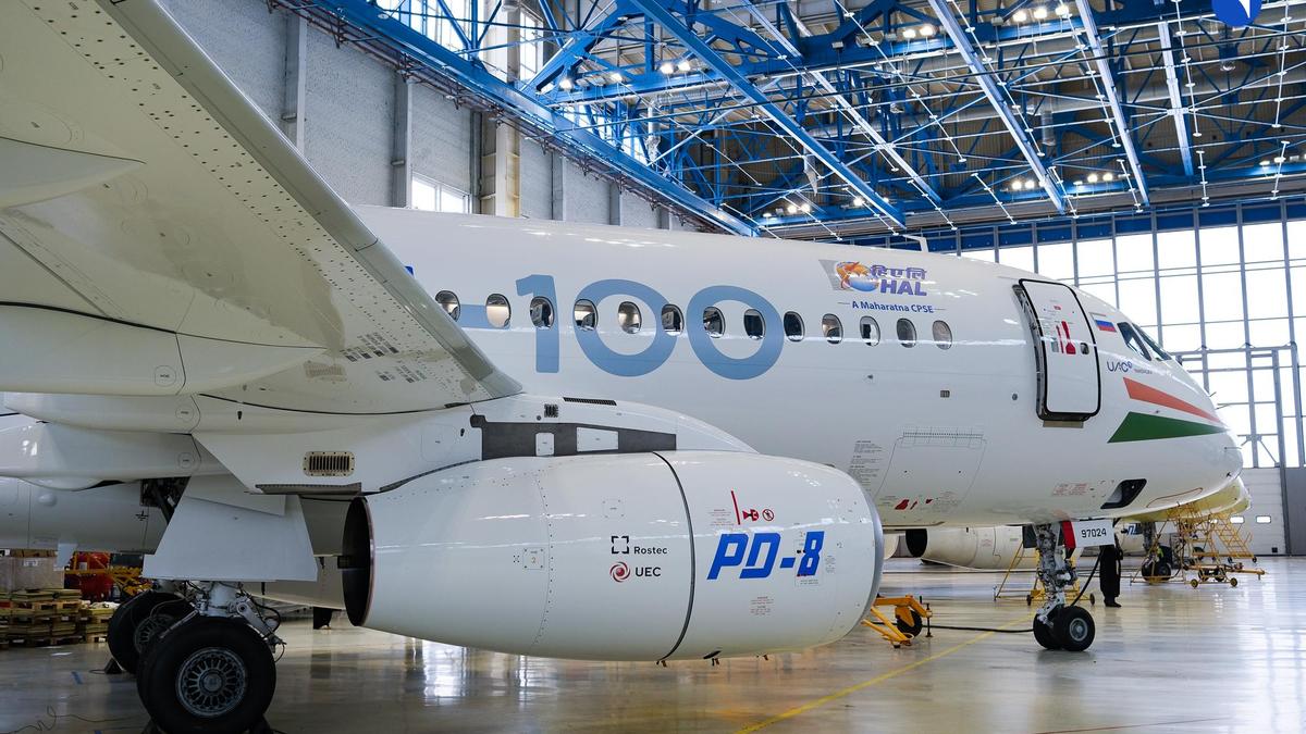 Авіалайнер Sukhoi Superjet 100 у лівреї індійської компанії HAL