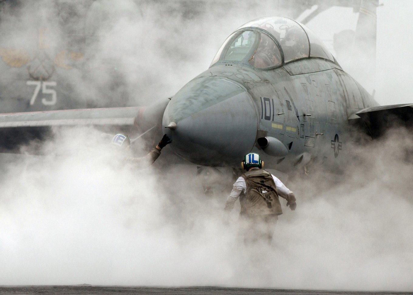 Підготовка до зльоту F-14 Tomcat з палуби авіаносця. Фото - DoW