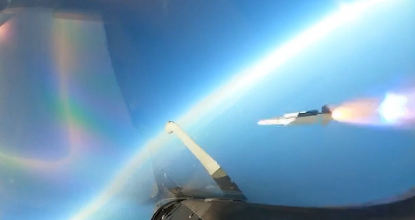 Момент пуску MICA-EM з борту Rafale, яка виступила в ролі мішені