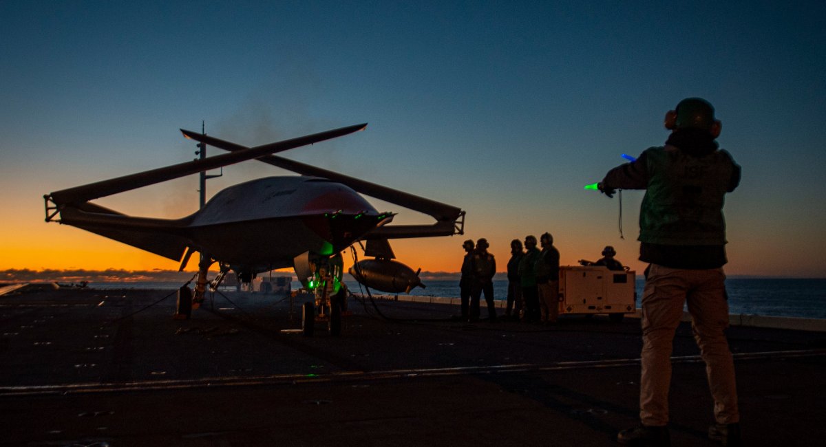 MQ-25 Stingray на борту авіаносця підчас проходження тестів.