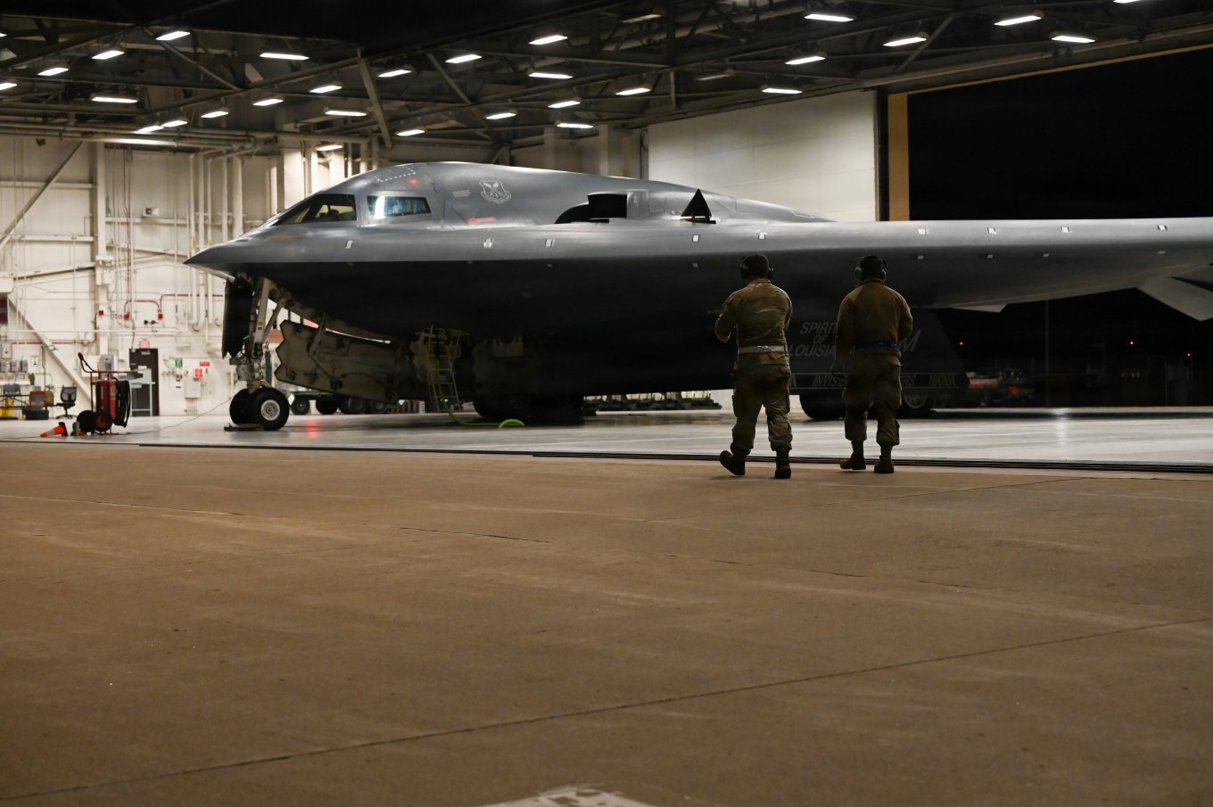 Стратегічний стелс-бомбардувальник B-2 Spirit із загадковими білими прямокутниками готується до бойового вильоту 17 березня. Фото - DoW