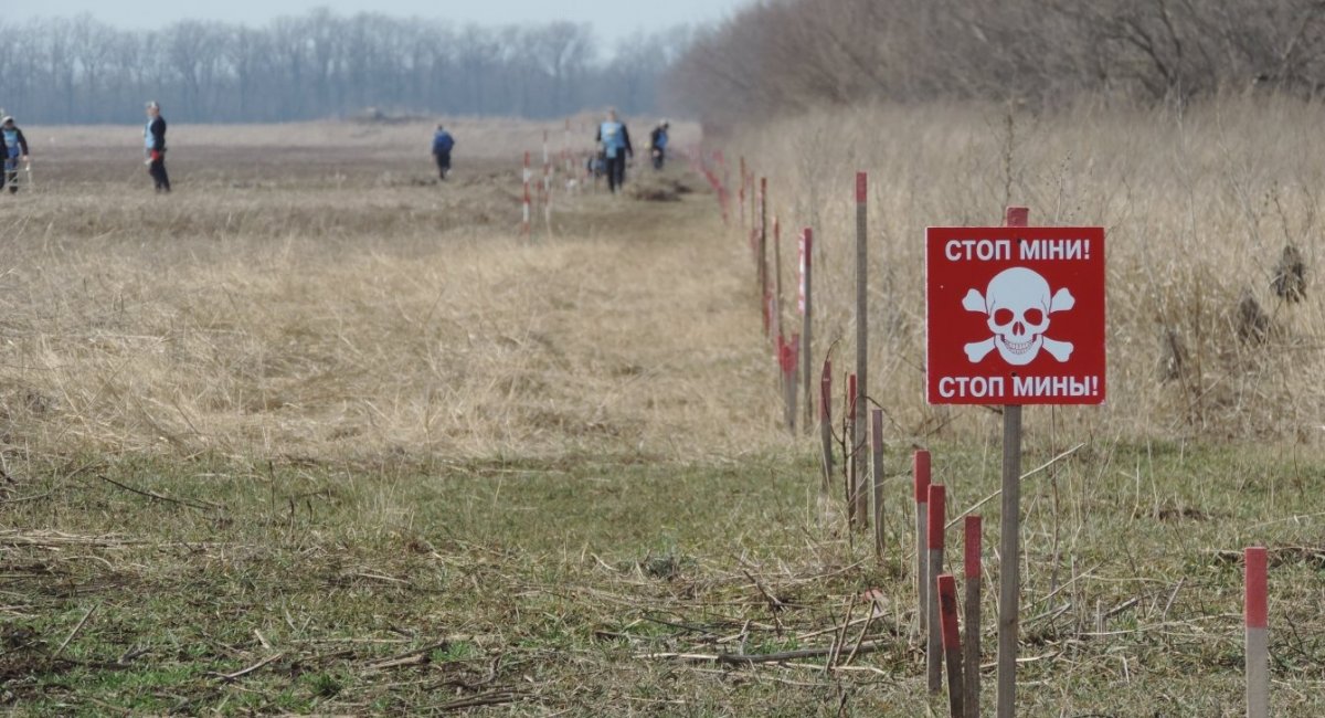 Площа територій, яку потрібно перевірити на наявність мін та вибухонебезпечних предметів на території Донецької та Луганської областей, складає приблизно 7000 кв.км