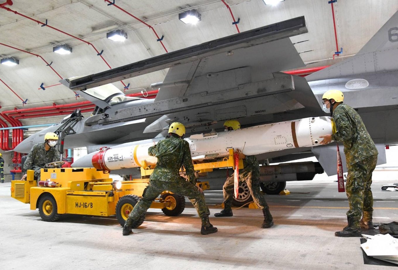 Процес кріплення Harpoon під крило F-16 ВПС Тайваню