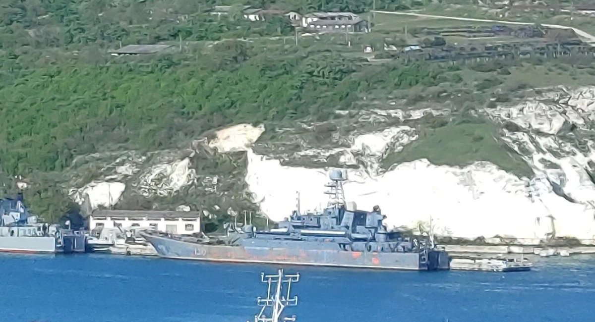 Великий десантний корабель проекту 775 в акваторії окупованого Криму, ймовірно БДК 