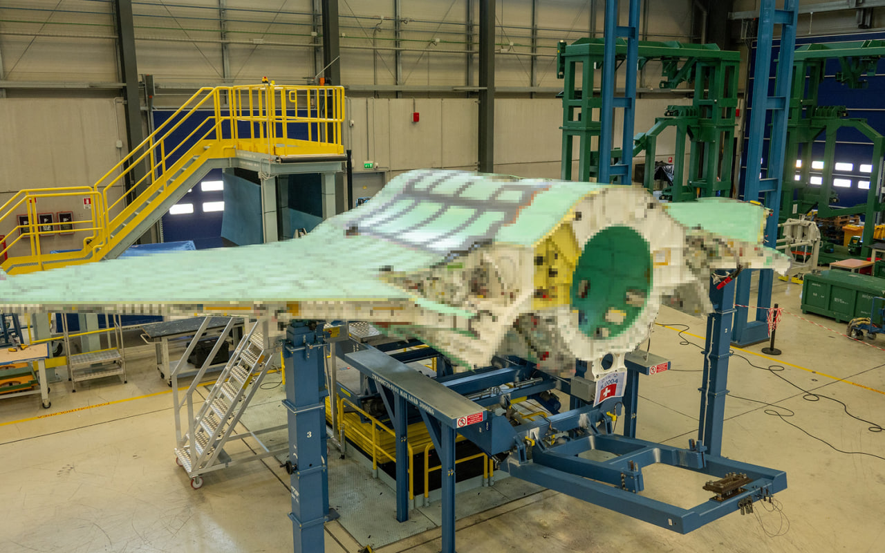 Елемент фюзеляжу до F-35A на заводі у Камері, Італія