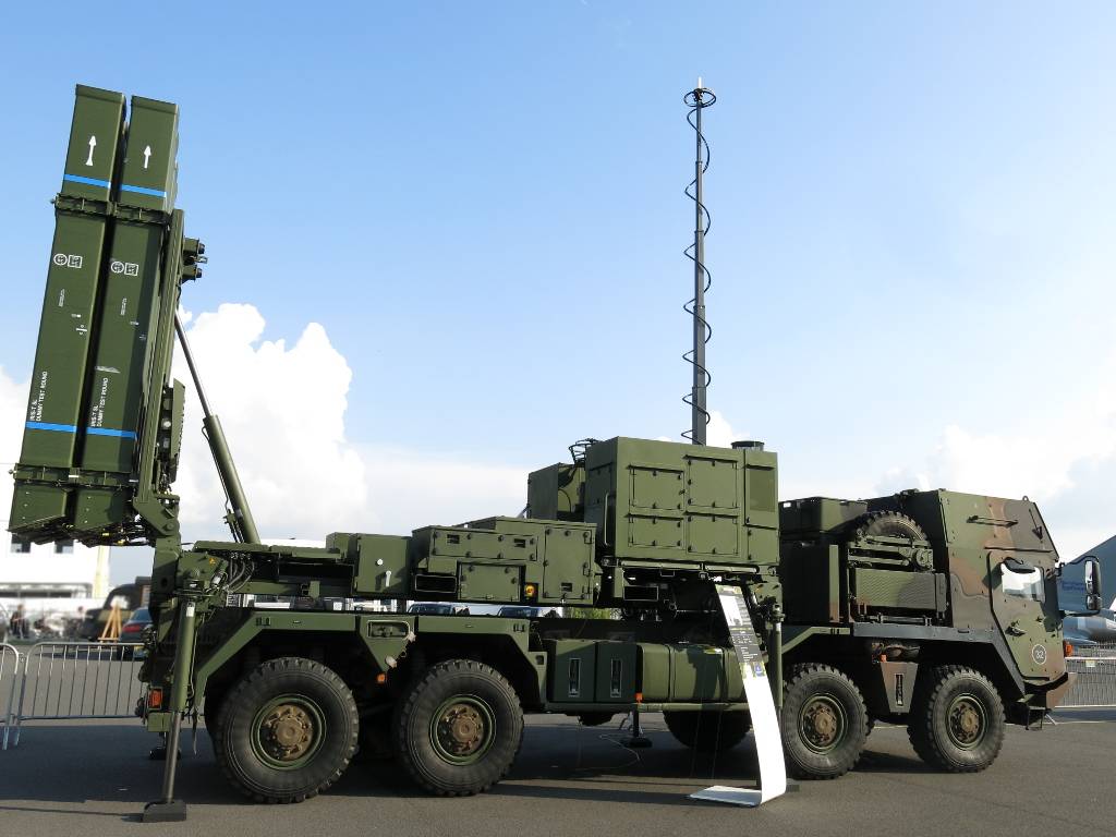 Германия рассматривает возможность передачи Украине систем ПВО IRIS-T SLM - дальность действия до 40 км и высоты до 20 км (ФОТО) 1