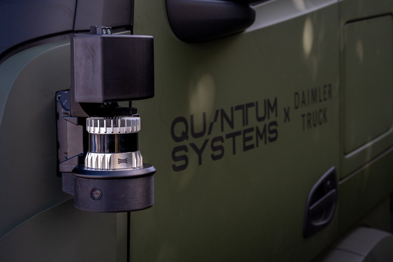 Спершу постачали дрони в Україну, а тепер Quantum Systems робитиме "безпілотними" вантажівки Daimler Truck