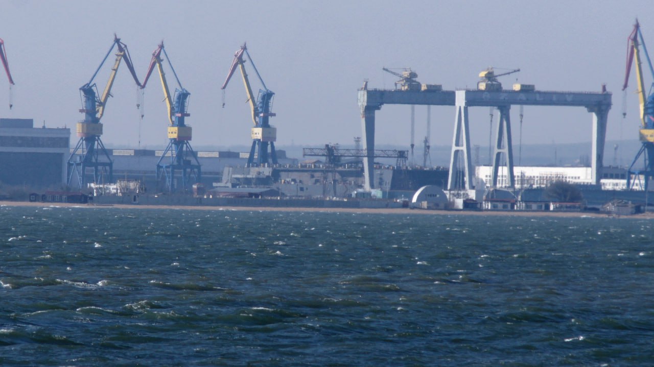 РФ продовжує будувати в Керчі свій найбільший корабель "Иван Рогов" на 15 вертольотів, що з цим робити