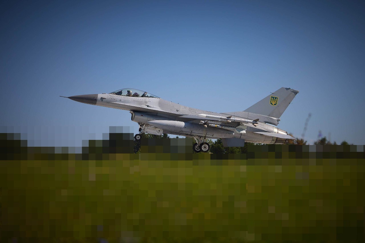 Український F-16 з ракетою AIM-120