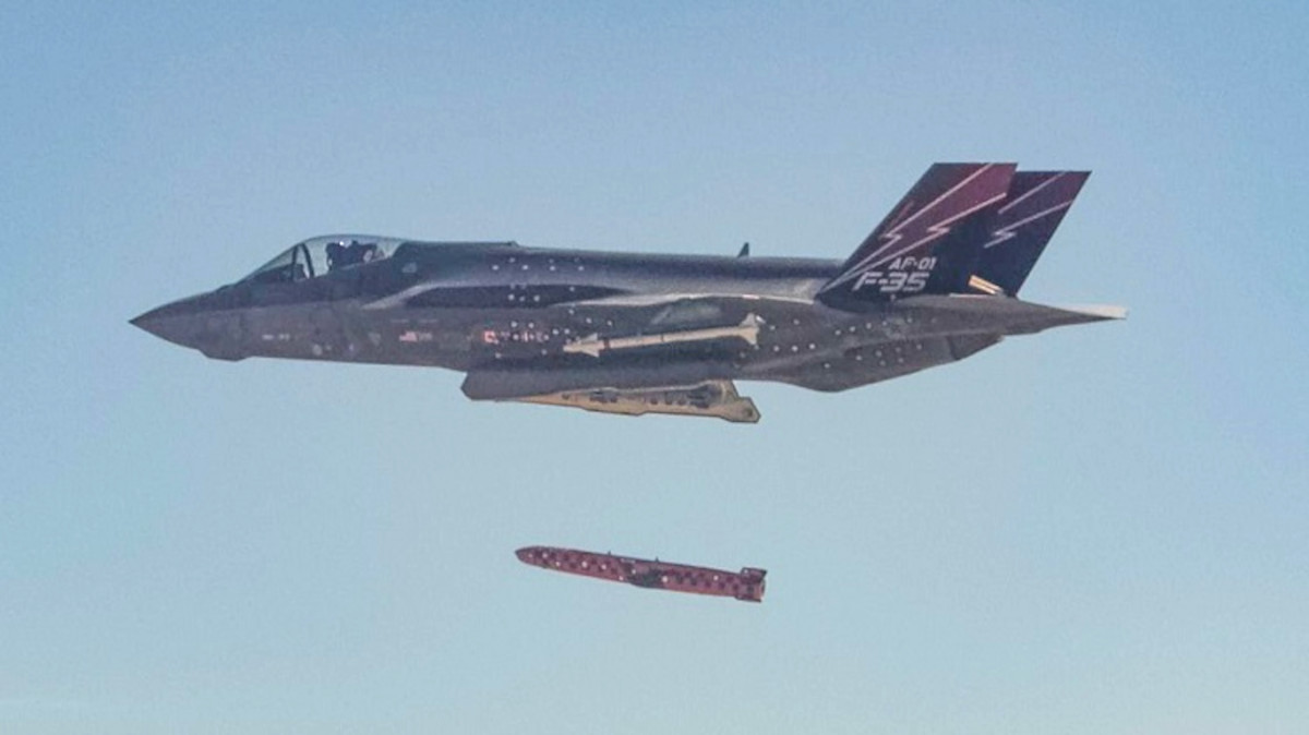 Запуск JSM з винищувача F-35A