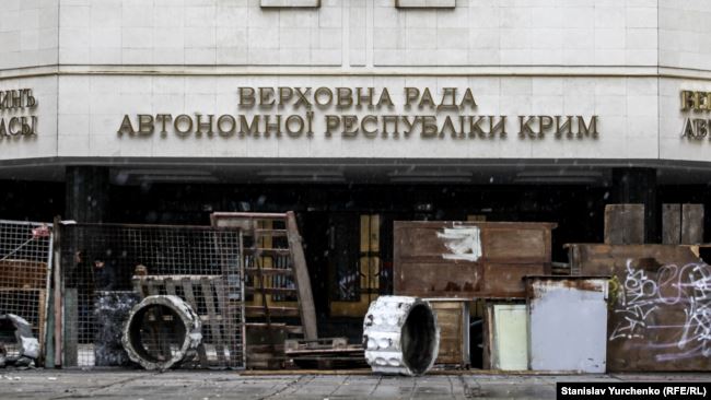 Барикади біля будівлі Верховної Ради Криму, 27 лютого 2014 року, Defense Express, ССО РФ, Крим
