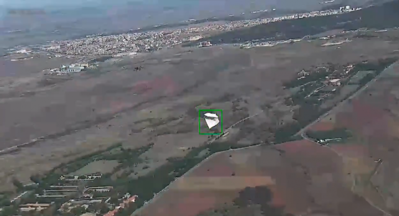 Полотно підвішене на дроні у якості мішені, вже захоплене ГСН ракети. Кадр з відео