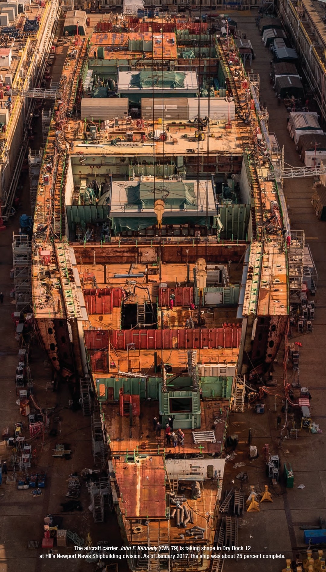Процес будівництва атомного авіаносця класу Gerald R. Ford, можна гарно обачити ядерні реактори. Фото -  ВМС США