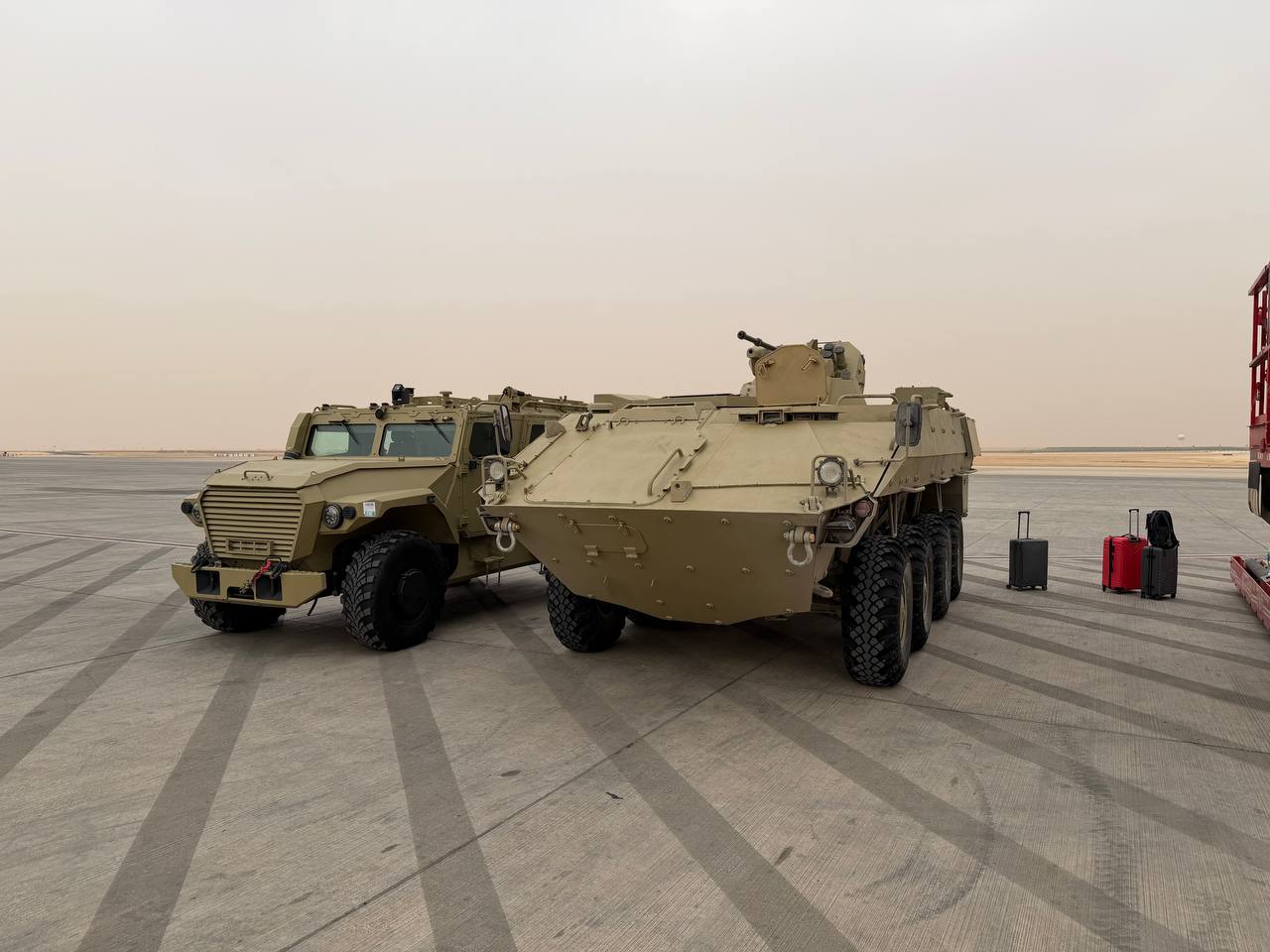 Російський БТР-22 під час розвантаження у Саудівській Аравії перед виставкою World Defense Show 2026