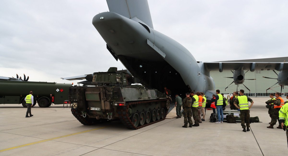 Завантаження БМП Puma Бундесверу у літак A400M. Фото - Бундесвер О.Г. Вольф