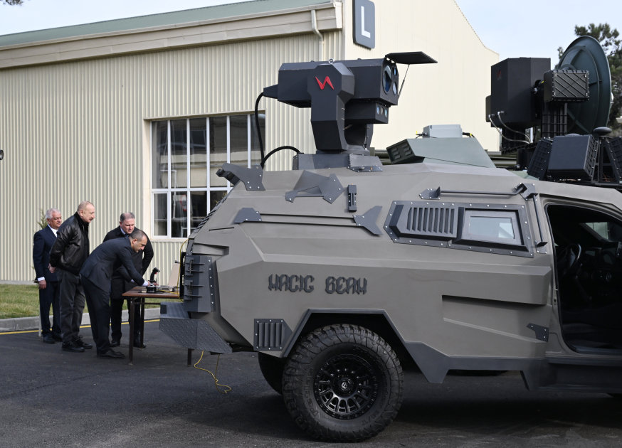 Зенітний лазер Magic Beam на шасі MRAP, на даху видно РЛС, позаду можна побачити антену мікрохвильової системи