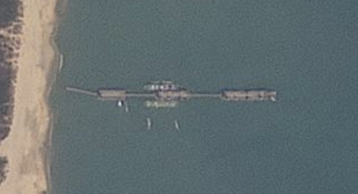 Випробування першого комплекту барж у 2025 році, до цього плавучого причалу пришвартувались два ролкери